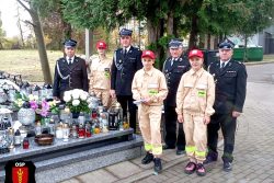 Druhowie oraz MDP na grobach zmarłych ... Druhowie oraz MDP na grobach zmarłych ...